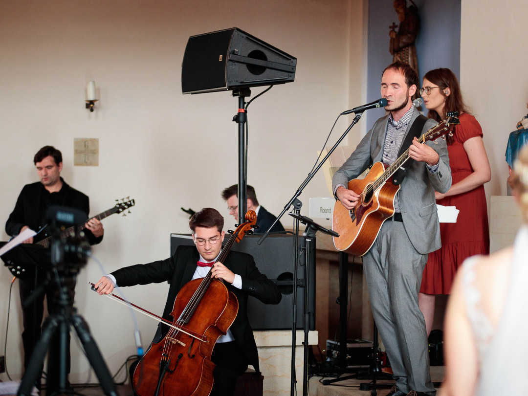 Band in der Kirche